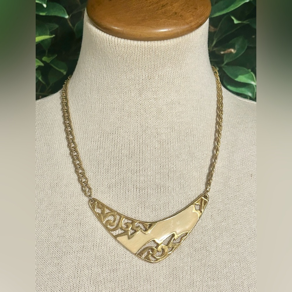 Vintage 1970s Gold Tone Cream Enamel Necklace 20”